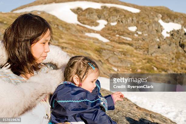 inuit madre e figlia in tradizionale parka nunavut. - inuit foto e immagini stock