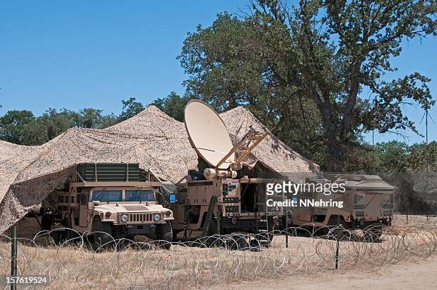 ejército televisión vía satélite de comunicaciones de camuflaje del desierto - campamento de instrucción militar fotografías e imágenes de stock