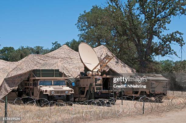 armée communications par satellite avec imprimé camouflage désert - armée photos et images de collection