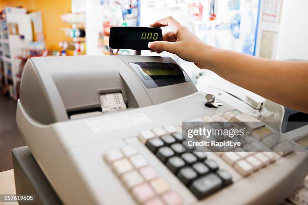 woman's hand schecks readout auf cash register - ladenkasse stock-fotos und bilder