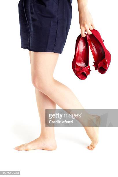 barefoot woman walking with red shoes - fetisjkleding stockfoto's en -beelden