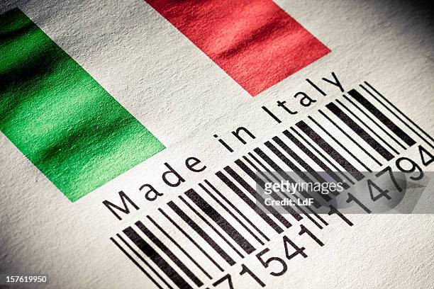 in italia con il codice a barre del prodotto - cultura italiana foto e immagini stock