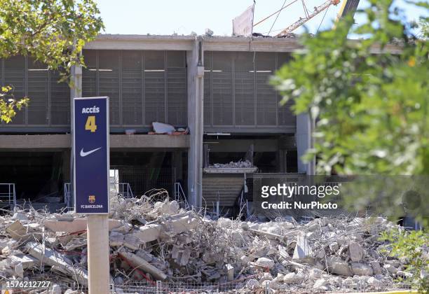 The third tier of the Spotify Camp Nou has already been completely demolished, while the visor of the stadium's grandstand is being dismantled....