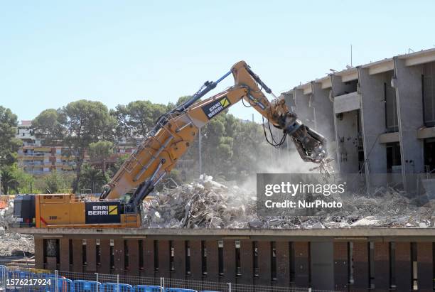 The third tier of the Spotify Camp Nou has already been completely demolished, while the visor of the stadium's grandstand is being dismantled....