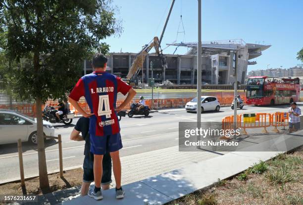 The third tier of the Spotify Camp Nou has already been completely demolished, while the visor of the stadium's grandstand is being dismantled....