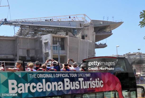 The third tier of the Spotify Camp Nou has already been completely demolished, while the visor of the stadium's grandstand is being dismantled....