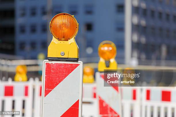 gruppe von gelb orange verkehr warnleuchten - construction barrier stock-fotos und bilder