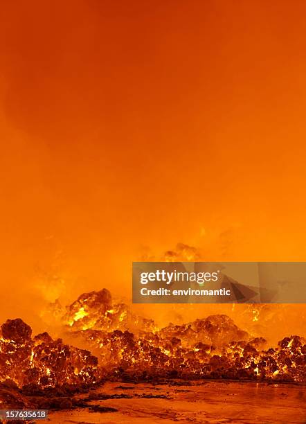 dentro de un metal fundido horno. - molten fotografías e imágenes de stock