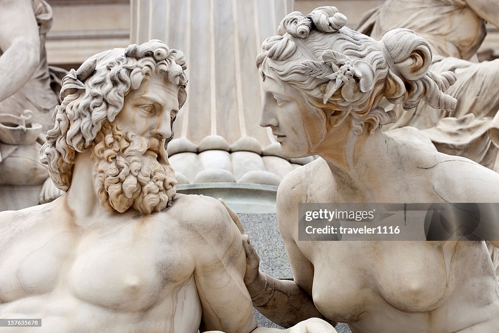 Uomo e donna parlare la statua di Atena, Vienna, Austria