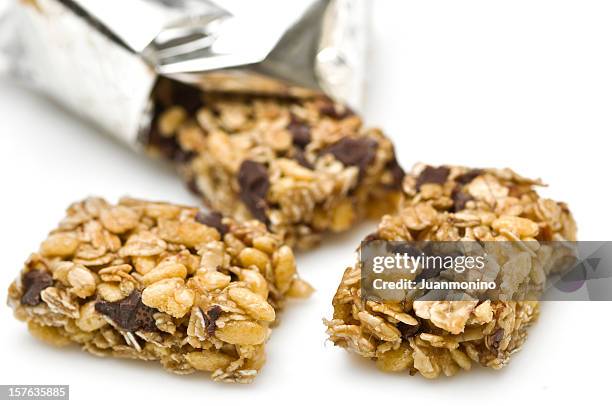 cioccolato scuro mandorla muesli bar - chewy foto e immagini stock