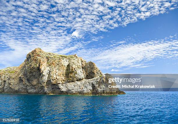 rock en el mar - cirrocúmulo fotografías e imágenes de stock