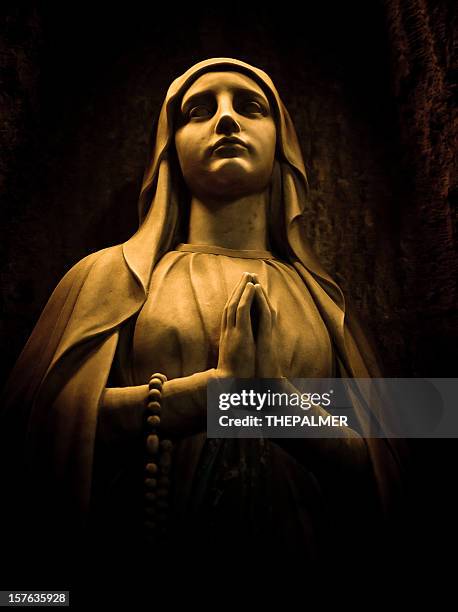 virgin estatua en la catedral de barcelona - purity fotografías e imágenes de stock