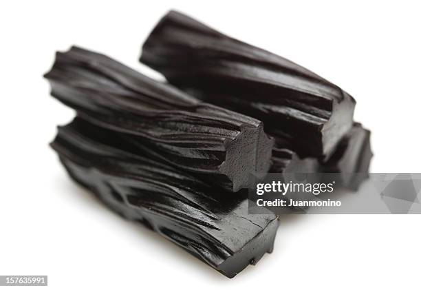 close-up auf fünf kleidungsstücke lakritz auf weißem hintergrund - liquorice stock-fotos und bilder