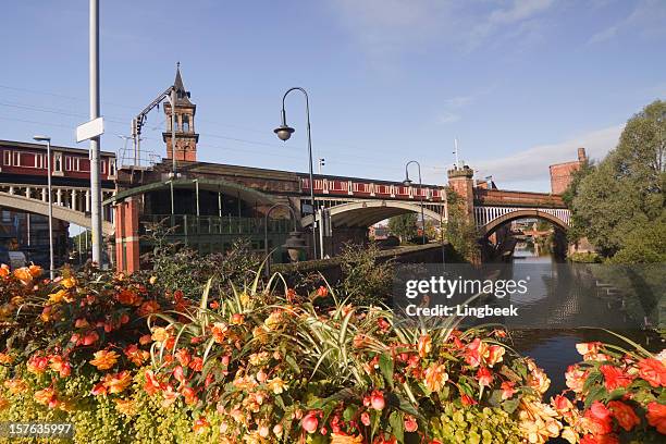 canal cityscape in manchester, england - manchester england 個照片及圖片檔