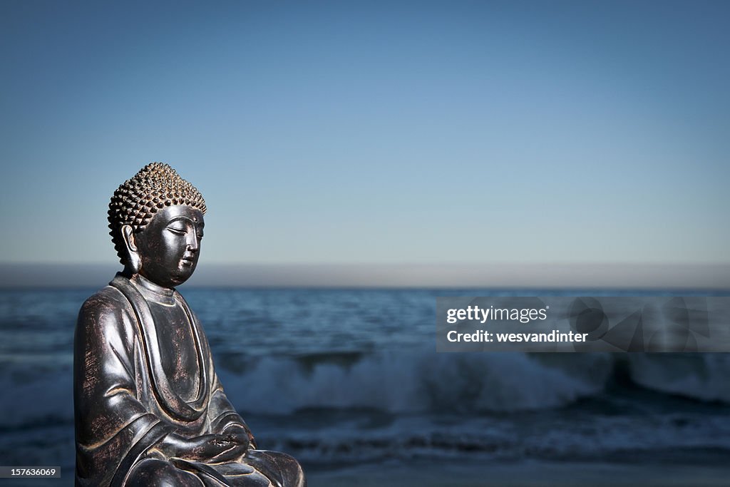 Japanische Buddha-Statue im Ocean Shore