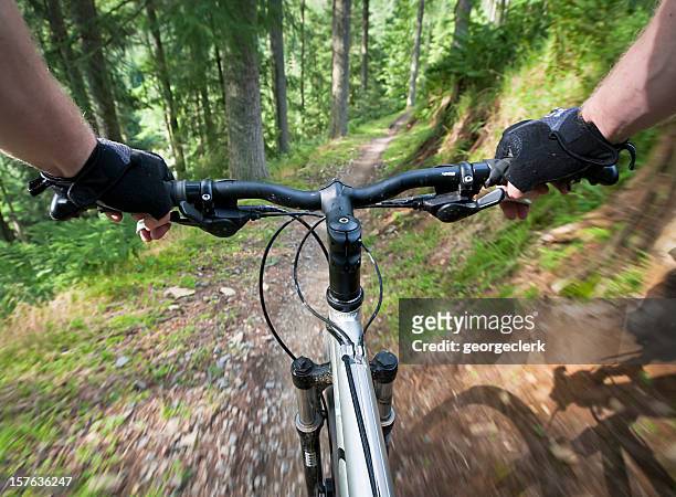 bicicleta de montaña de acción - manillar fotografías e imágenes de stock