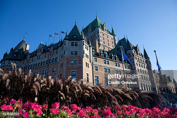 chateau frontenac con flores durante el verano, la ciudad de quebec - chateau frontenac hotel quebec fotografías e imágenes de stock