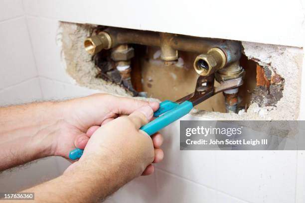 shower leak - repareren stockfoto's en -beelden