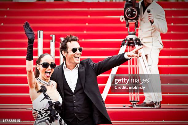 pareja de celebridades en la alfombra roja de cannes - festival de cine fotografías e imágenes de stock