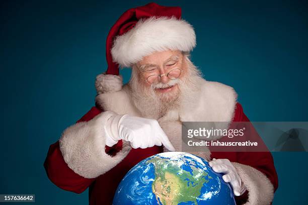 bilder von echten santa studieren globus zeigt, nordpol - nordpol stock-fotos und bilder