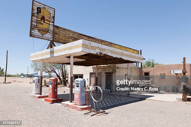 abandonado la gasolinera en la route 66, desierto - abandonar fotografías e imágenes de stock