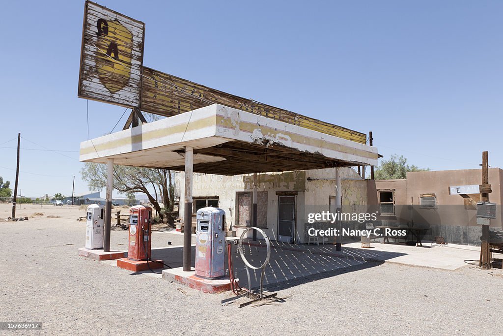 廃ガス駅で Route 66 、デザート