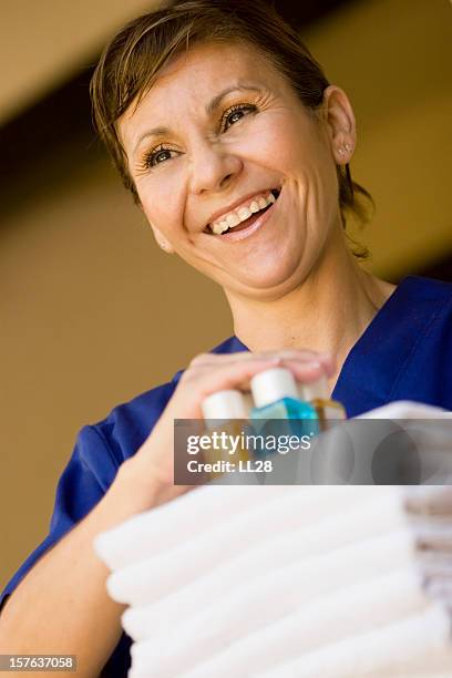 maid service providing clean linens and extra toiletries - janitorial services stockfoto's en -beelden