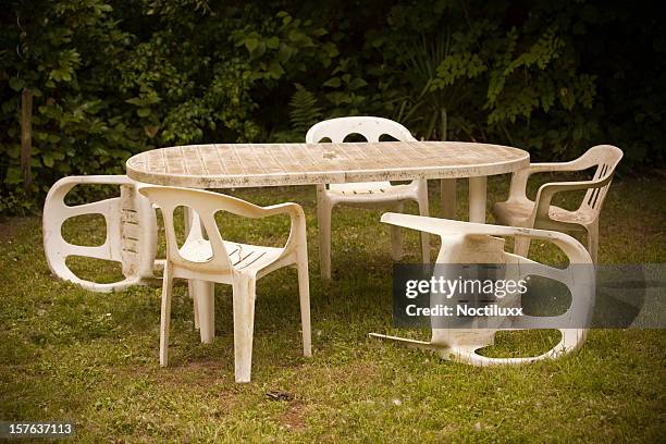 plus les garden parties - chaise plastique jardin photos et images de collection