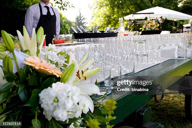 garçon de café servant à un mariage - réception de mariage photos et images de collection