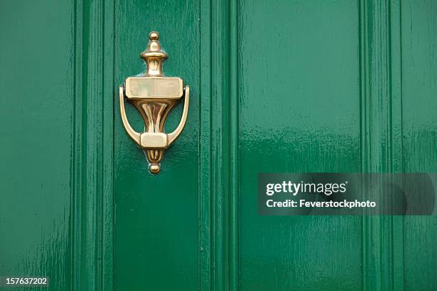 green door mit messing-schläger - door knocker stock-fotos und bilder