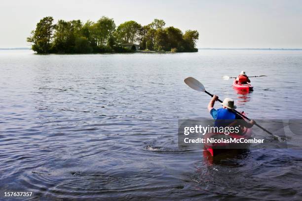 reme en el lago - río de st lawrence fotografías e imágenes de stock