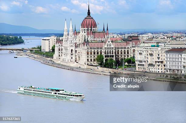 del parlamento ungherese - danube river foto e immagini stock