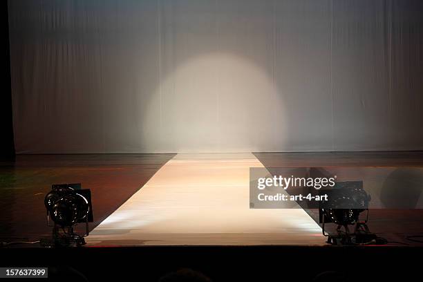 luzes de palco vazio catewalk - fashion runway imagens e fotografias de stock