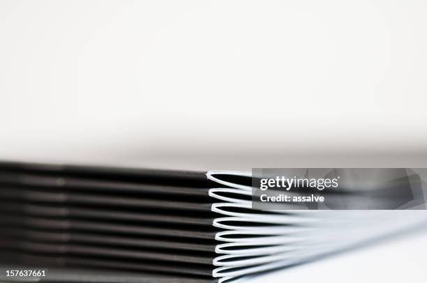 stack - fianco a fianco foto e immagini stock