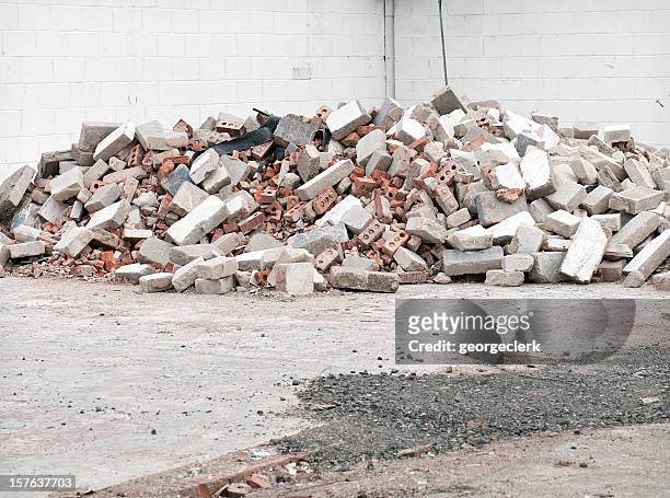 demolición escombros - razed fotografías e imágenes de stock