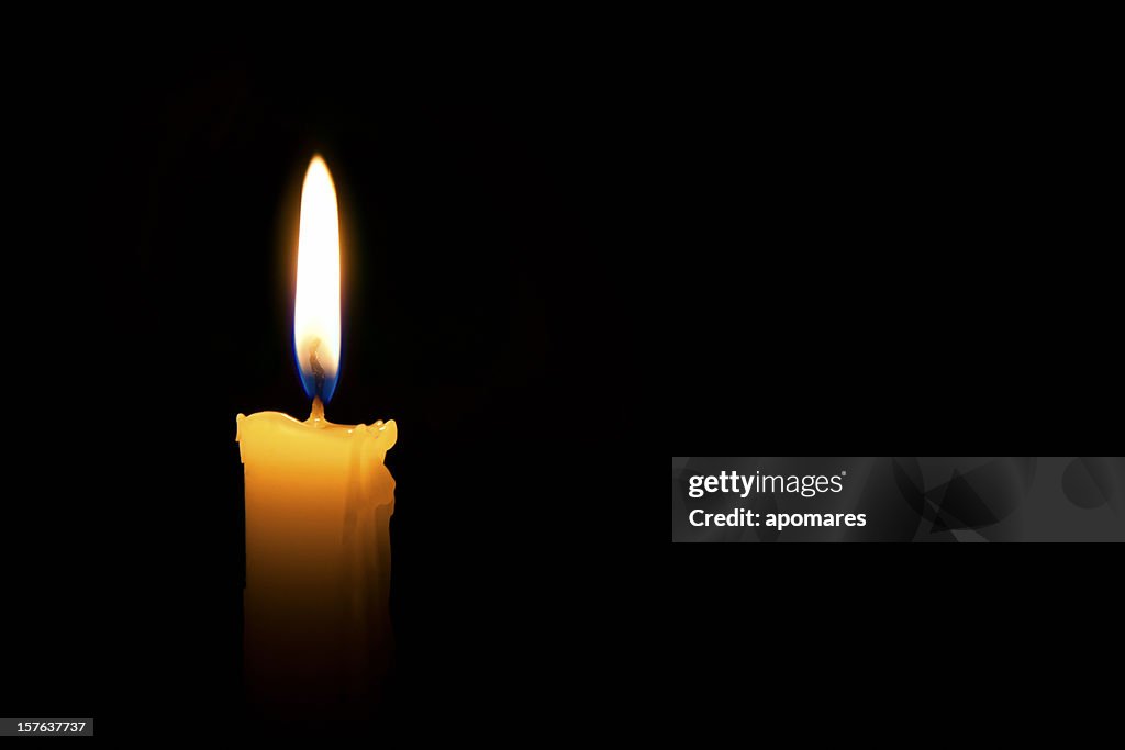 Una luz de las velas con muy pirorretardante