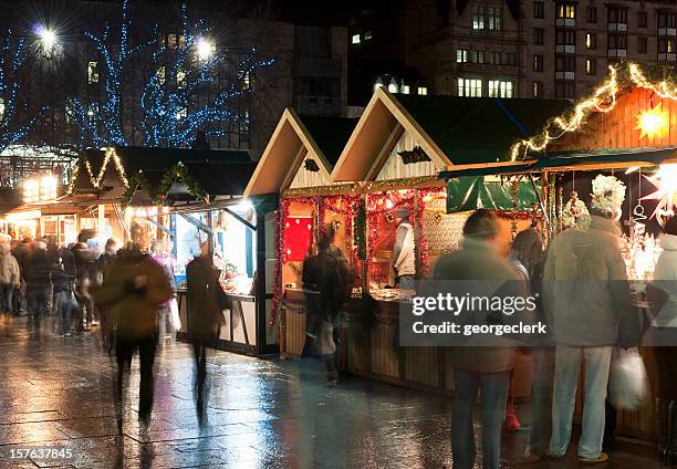 compras en los mercados de navidad - stall fotografías e imágenes de stock