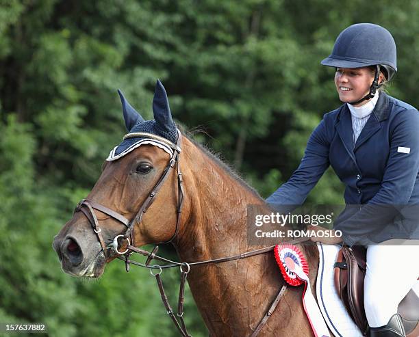 feliz joven rider después de ganar un concurso hípico, noruega - concurso de saltos ecuestres fotografías e imágenes de stock