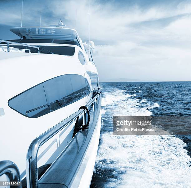 side view of luxury yacht sailing the sea - luxury yachts stockfoto's en -beelden