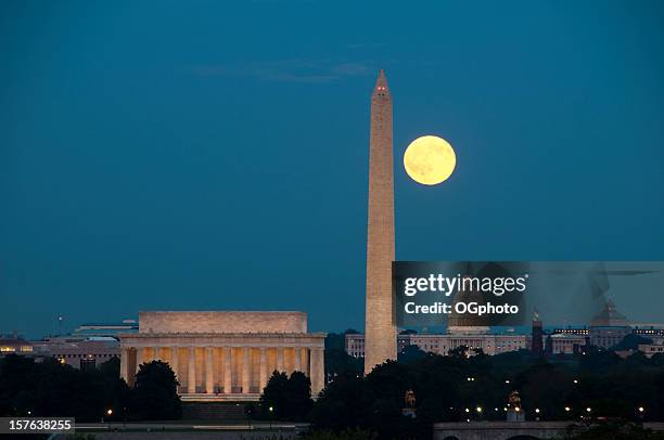 vollmond mit washington, dc-sehenswürdigkeiten - washington monument stock-fotos und bilder