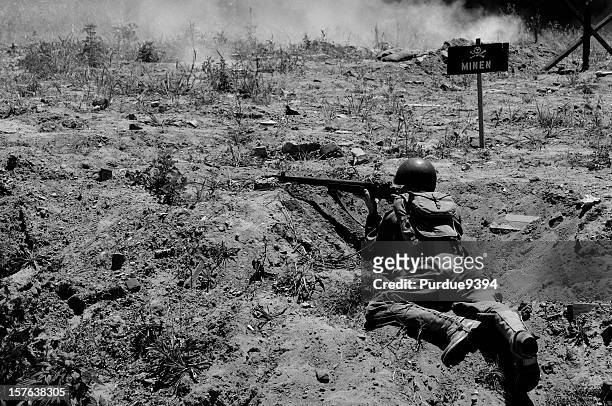 guerre mondiale 2 d-day grainé reconstitution de l'armée soldat en noir et blanc - seconde guerre mondiale photos et images de collection