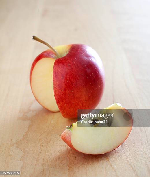 pomme avec tranche - pink lady photos et images de collection