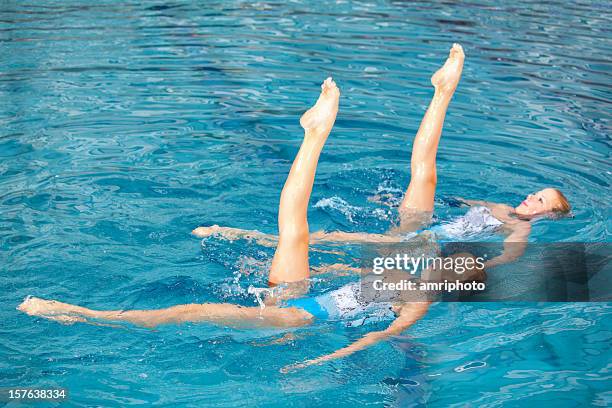 jambe symétrie de natation synchronisée filles - synchronized swimming photos et images de collection