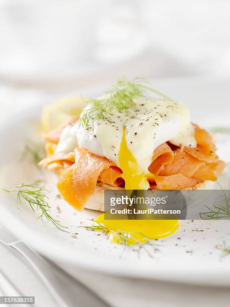 eggs benedict with smoked salmon - gepocheerd stockfoto's en -beelden