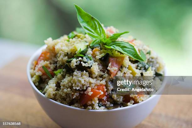 bulgur wheat salad with fresh vegetables - 布格麥 個照片及圖片檔