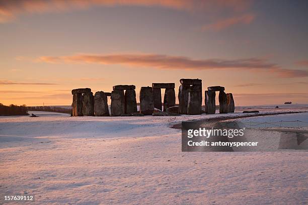 stonhenge winter sunrise - stonehenge stock pictures, royalty-free photos & images