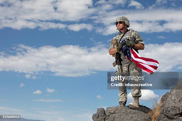 especiales de operaciones militares soldier sostiene una bandera estadounidense - us veterans day fotografías e imágenes de stock