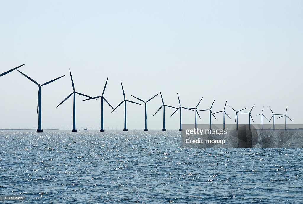 Windturbinen in einer Reihe