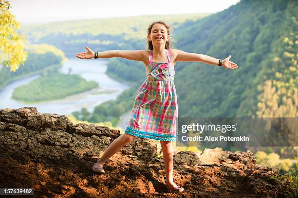 little girl on the delaware water gap - pocono 個照片及圖片檔