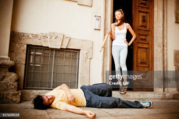 jovem vitória no seu namorado - homens de idade mediana imagens e fotografias de stock